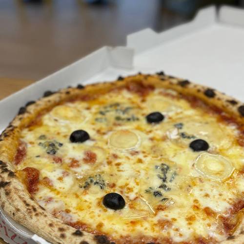 Pizza 4 Fromages — AMO Pizza Buellas