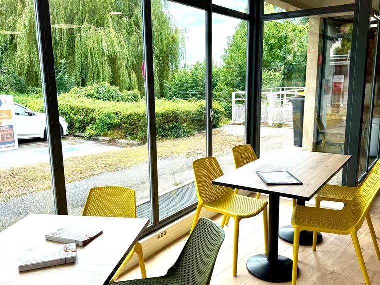 Salle d'AMO Pizza ouverte sur la verdure
